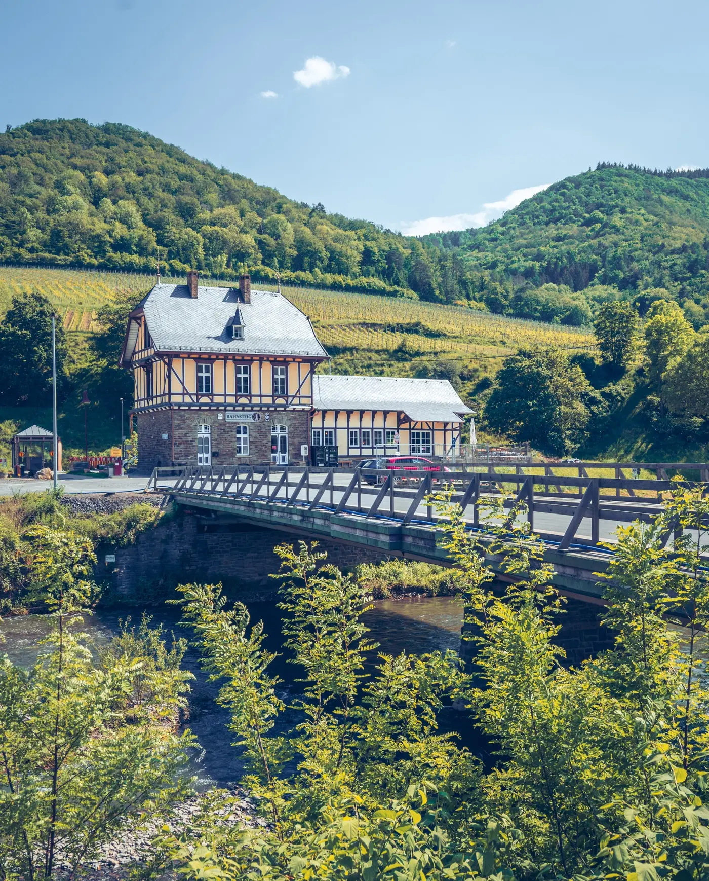 Der Bahnhof Mayschoß zwischen Ahr und Weinbergen